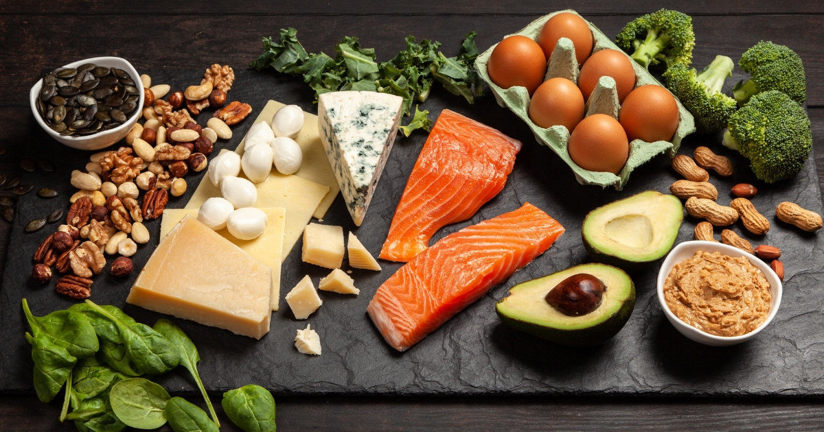 keto diéta — pestrá doska keto potravín s rybami, syrmi a zeleninou