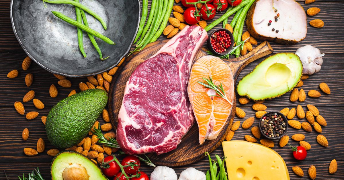 keto diéta — hovädzí steak, losos, mandle, avokádo a syr