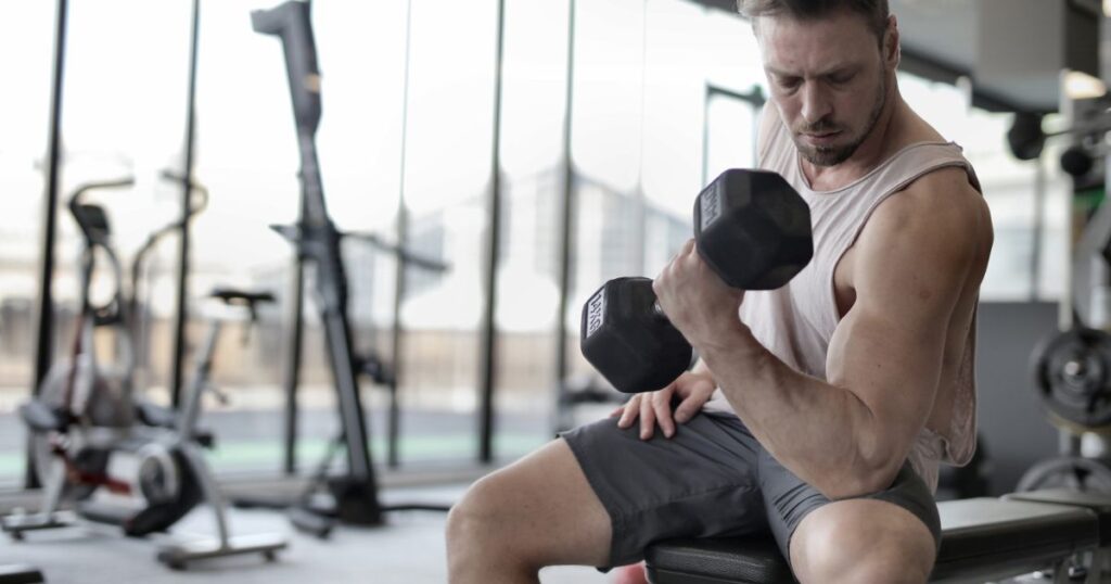 Cviky na biceps: 10 nejlepších pro zpevněné paže 2 Koncentrovaný bicepsový zdvih