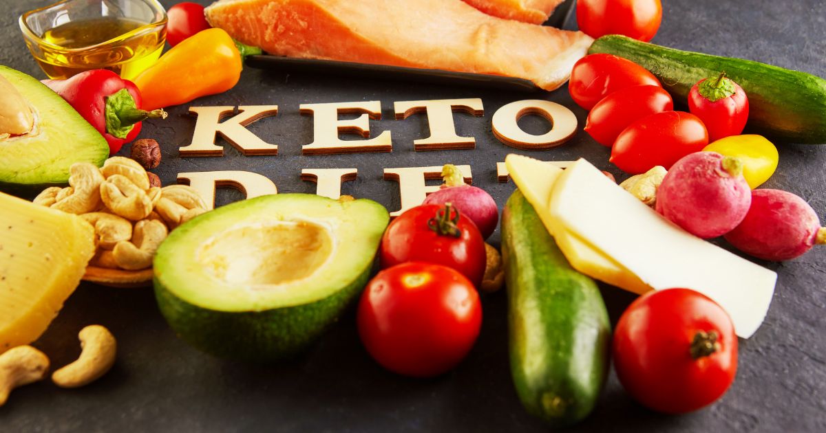 keto diéta — doska s lososom, syrmi, vajíčkami, orechmi a avokádom