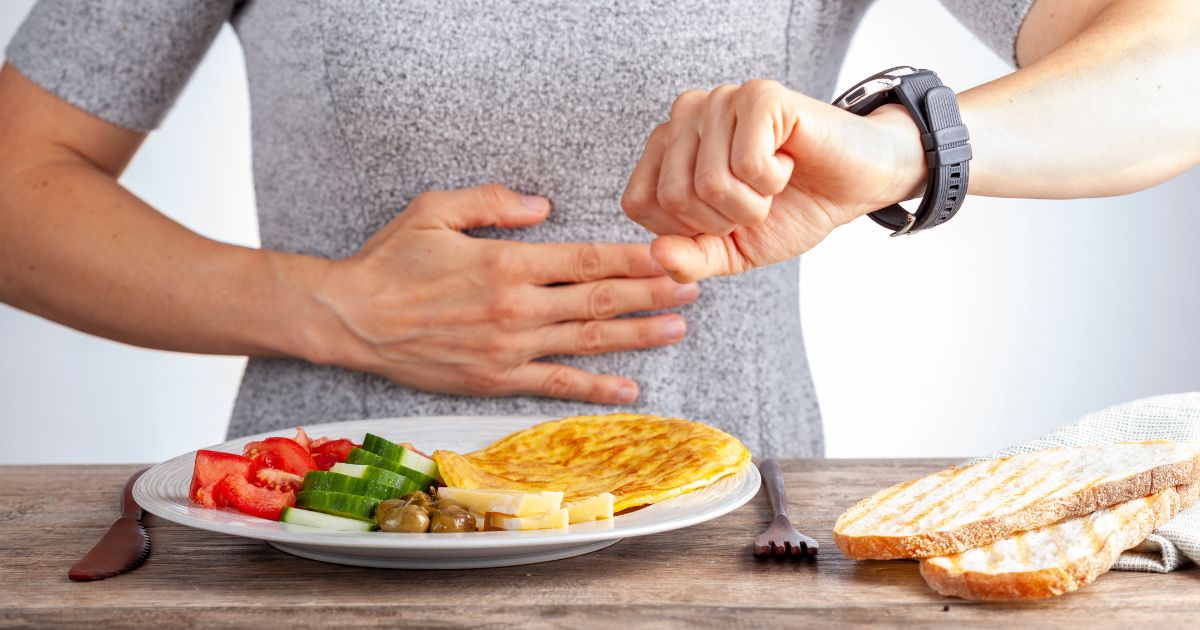 jednodenní půst — budík, jablko a příbor jako symbol půstu